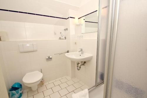 洛布F-1010 Strandhaus Mönchgut B&B Doppelzimmer Nr 35的一间带卫生间和水槽的浴室