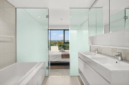 约翰内斯堡The Park Central Residence - WITH GENERATOR的白色的浴室设有两个盥洗盆和镜子