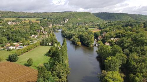 CabreretsLe Refuge du Cele的山谷中河流的空中景观