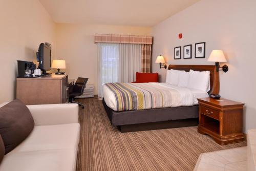 卡尔森江山旅馆 - 奥马哈机场客房内的一张或多张床位