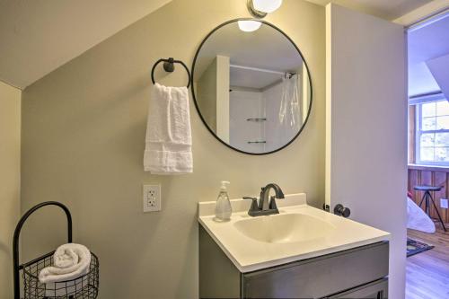 罗利Raleigh ITB Home - Mins to Downtown and North Hills!的一间带水槽和镜子的浴室