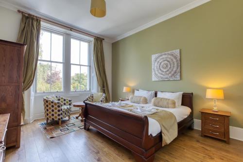 爱丁堡No32 Hotel的一间卧室设有一张大床和一个大窗户