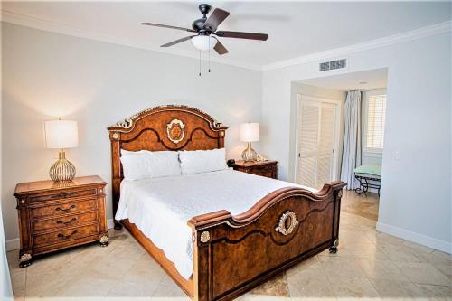 格雷斯湾Villa Renaissance Unit 205 Grace Bay Beach的一间卧室配有一张大床和吊扇