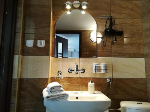 维尔卡瑟Cichy Zakątek的一间带水槽和镜子的浴室