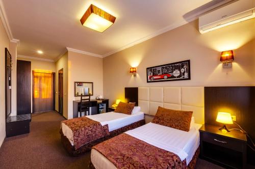 顿河畔罗斯托夫维拉洛萨酒店的酒店客房带两张床和一间浴室