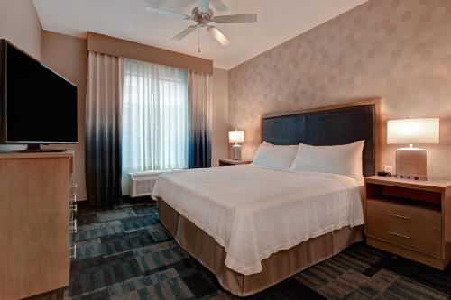奥斯汀Homewood Suites By Hilton Austin/Cedar Park-Lakeline, Tx的配有一张床和一台平面电视的酒店客房
