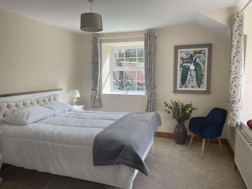 卡文Lacken Millhouse and Gardens的卧室设有一张白色大床和一扇窗户。