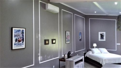 卡佩拉什Gala Da Vittoria的一间卧室配有一张床和一张床,另一间卧室配有一张床。