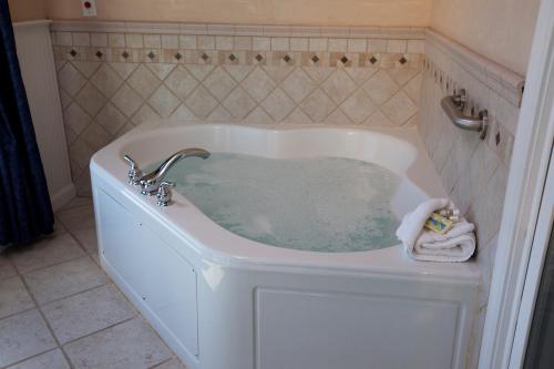丹尼斯港滨水海滩度假村VRI度假酒店的浴室设有装满水的浴缸。