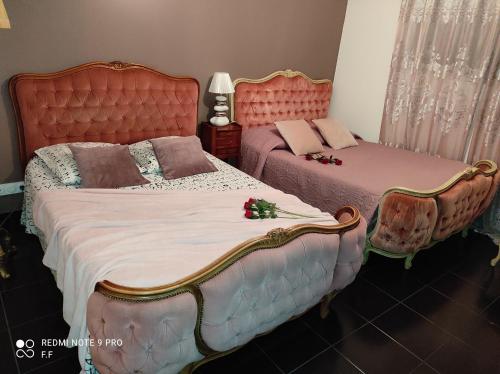 DhuizonLa maison écolo de Nono的一间卧室配有两张带红色床头板的床