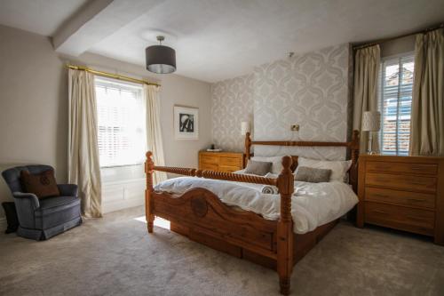 伊辛沃尔德Bay Horse House的卧室配有床、椅子和窗户。