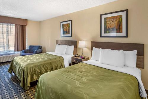 Quality Inn Duluth - Atlanta Northeast客房内的一张或多张床位