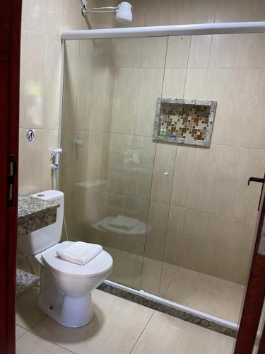 布希奥斯POUSADA CASA SERRA ALVES的一间带卫生间和玻璃淋浴间的浴室