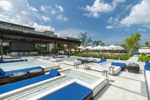 Four Points by Sheraton Phuket Patong Beach Resort内部或周边的泳池