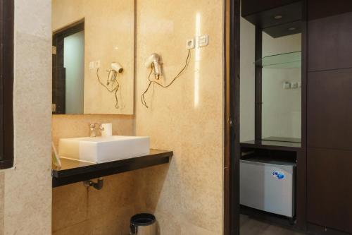 芝卡朗RedDoorz @ Cikarang 2的一间带水槽和镜子的浴室