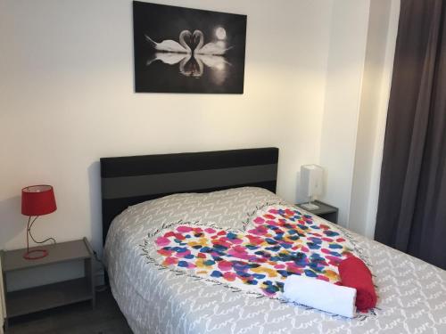 利雪Gîte La Lexovienne Lisieux Centre的卧室配有心形毯子,位于床上