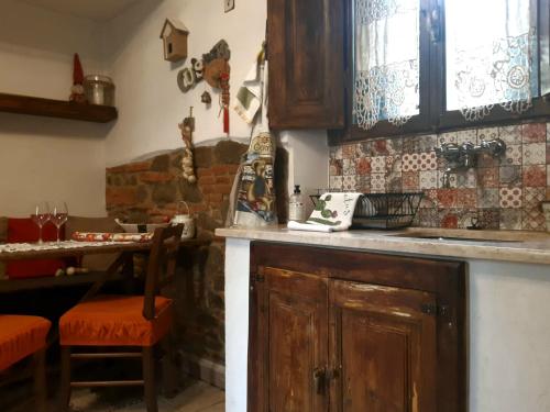 佛罗伦萨佛罗伦萨韦基亚公寓的厨房配有水槽和台面