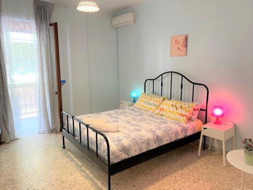 巴里橄榄树旅舍的一间卧室配有黑色床和橙色及黄色枕头