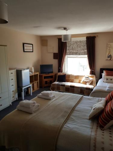 Bishops Frome大通宾馆的酒店客房设有两张床和电视。