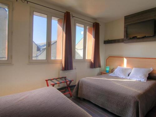 芒德Logis Hôtel Restaurant Le Drakkar的一间卧室设有两张床和两个窗户。