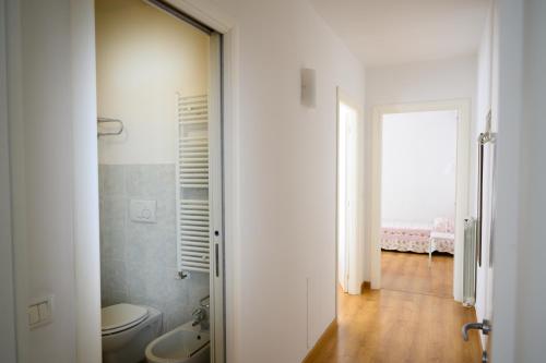 阿斯科利皮切诺L'Attichetto的一间带卫生间的白色浴室和一间卧室