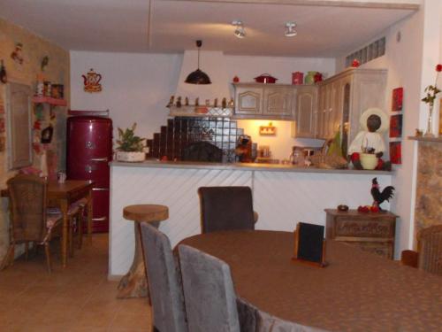 萨尔拉拉卡内达旭日民宿的厨房以及带桌子和柜台的用餐室。
