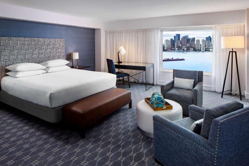 波士顿波士顿港凯悦酒店的酒店客房,配有一张床、一张桌子和椅子