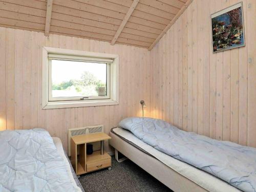 博托比Holiday home Væggerløse XVI的一间卧室设有两张床和窗户。