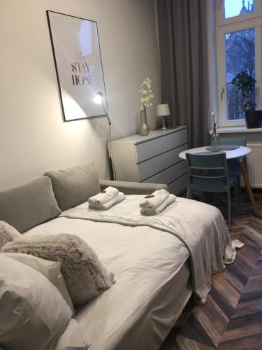 卡托维兹Apartment Katowice Center-1的一间卧室配有一张床,上面有两条毛巾