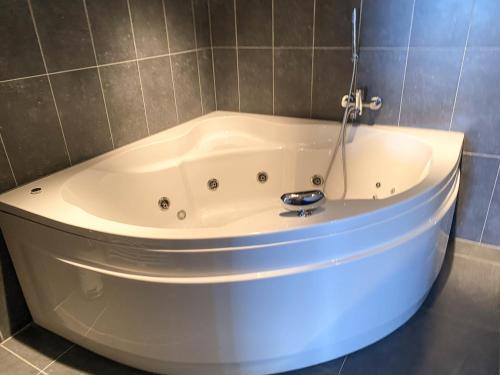 布雷斯肯斯Hello Zeeland - Appartement Port Scaldis 01-001的瓷砖浴室设有白色浴缸。