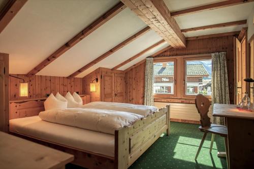 克洛斯特斯维内格酒店的一间卧室设有一张床和一个大窗户