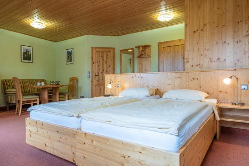 温蒂彻臣巴赫Gasthof Weißer Schwan的一间卧室配有一张大木床。