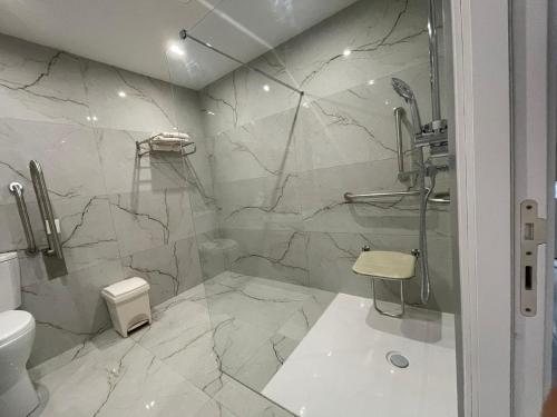 马尔萨什洛克La Reggia Seaview Guesthouse的带淋浴和卫生间的浴室