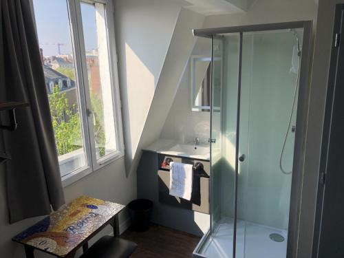 南特雷诺瓦酒店的带淋浴和盥洗盆的浴室以及窗户。