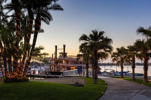 圣地亚哥巴伊亚度假酒店的码头前的棕榈树房屋
