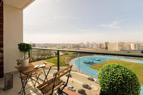 Modern Deco Apartment with Balcony内部或周边泳池景观