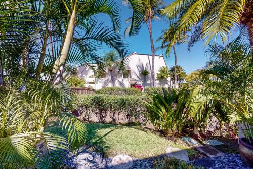 维雷亚Maui Kamaole的庭院前有棕榈树的房子