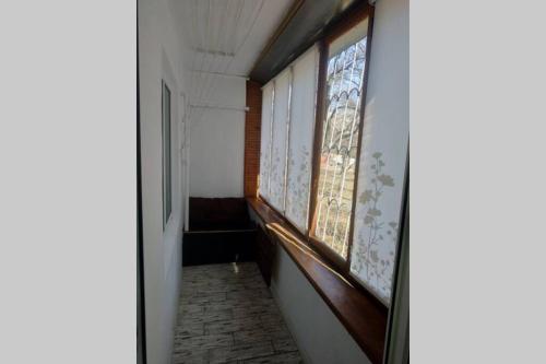 基辅однокомнатная квартира的建筑中带窗户的空走廊