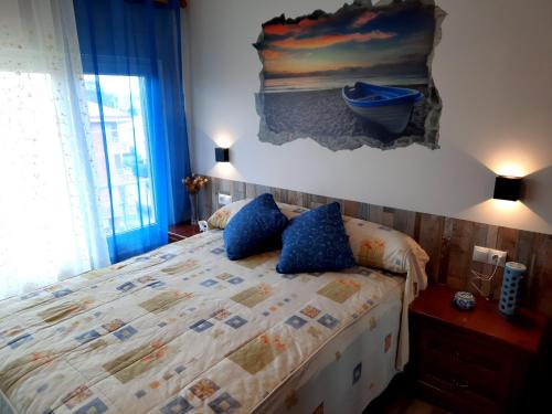 苏安塞斯Apartamento Playa Riberuca 1 Suances的一间卧室配有一张壁画床
