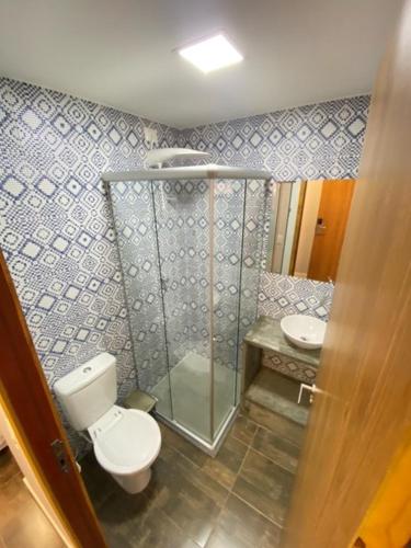 纳塔尔Swell Praia Hotel的浴室配有卫生间、淋浴和盥洗盆。