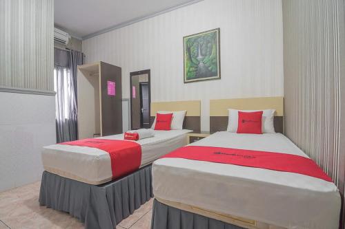 RedDoorz Syariah near Taman Rozeline Penajam客房内的一张或多张床位