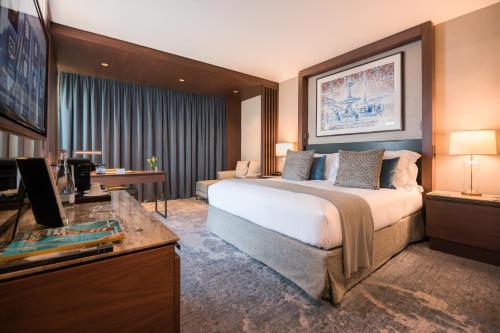 里斯本里斯本洲际酒店的酒店客房设有一张大床和一张书桌。