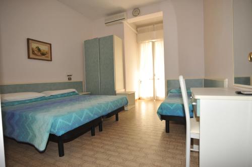 切塞纳蒂科Hotel Metron的酒店客房带两张床和厨房