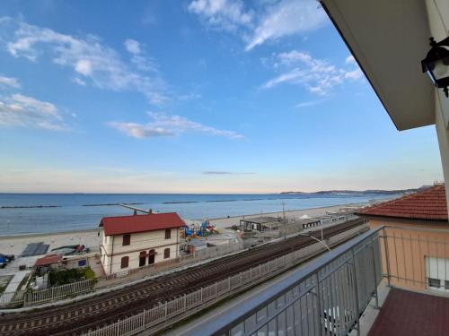 法尔科纳拉·玛里提马Appartamento Fronte Mare的以及享有海滩景致的阳台。