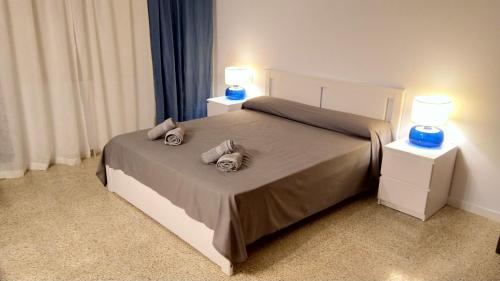 阿尔库迪亚港Mountain View Apartment in Port Alcudia的一间卧室配有一张带2个床头柜的大床
