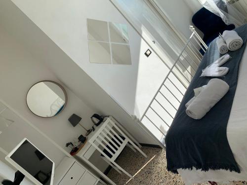 克里日亚柯尔尼利亚梦乡旅馆的客房设有带床和镜子的楼梯