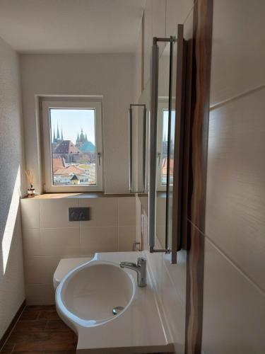 爱尔福特AT THE TOP - Penthouse über den Dächern der Stadt的白色的浴室设有水槽和窗户。