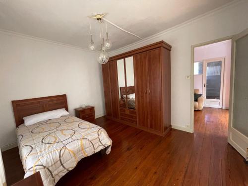 巴尔韦尔德Casa Tía Blanca的一间卧室配有一张床,铺有木地板