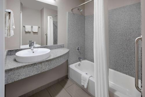 圣安东尼奥圣安东尼奥机场6汽车旅馆的浴室配有水槽、浴缸和水槽