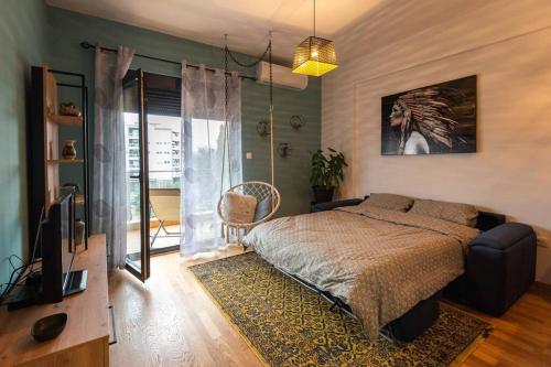 波德戈里察Modern, Bright and Cozy Apartment的一间卧室配有一张床和一台电视